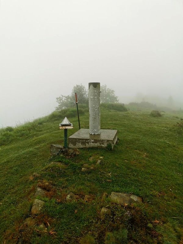 V&eacute;rtice geod&eacute;sico en una cima, entre niebla