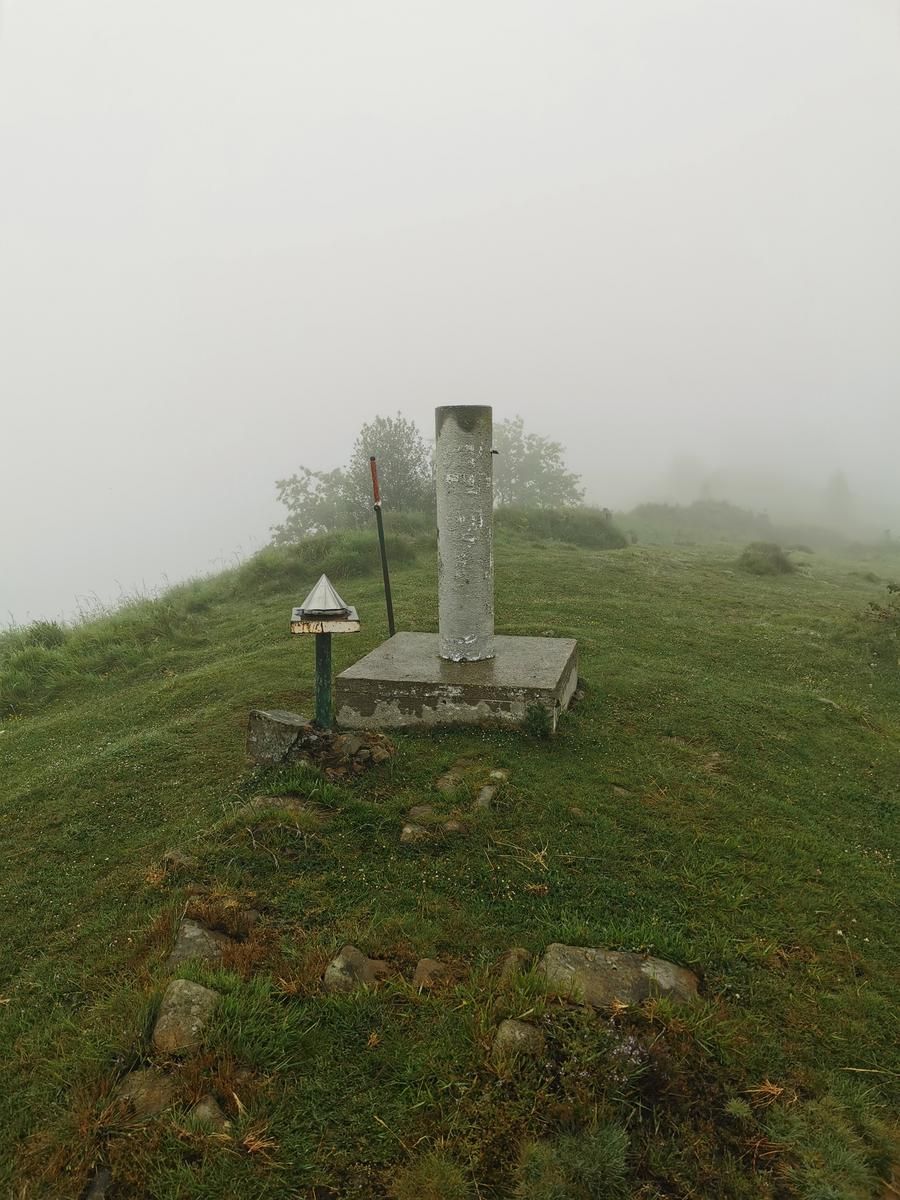 V&eacute;rtice geod&eacute;sico en una cima, entre niebla