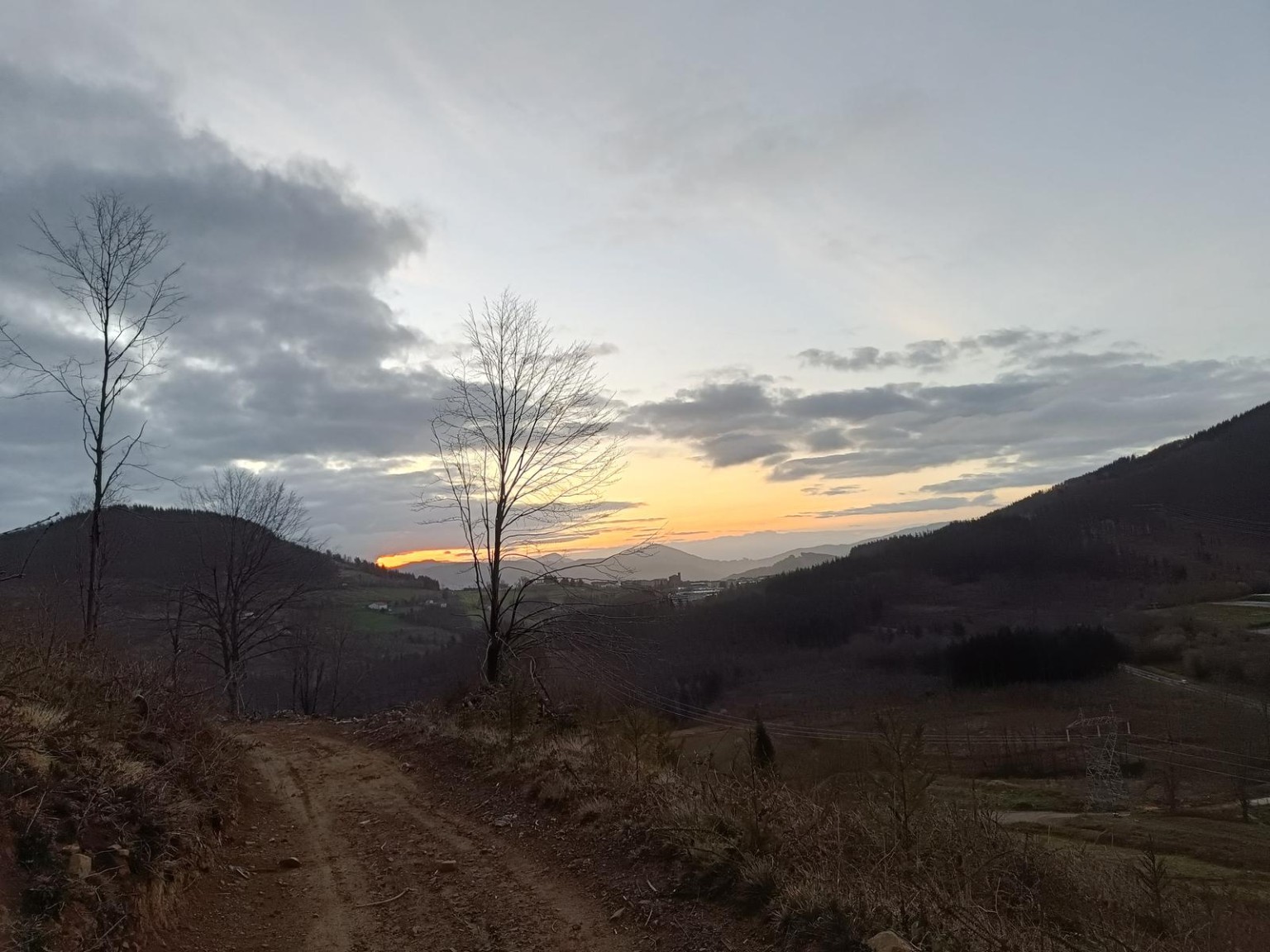 Zirkuituko lurrezko pista ilunabarrean, harana atzean