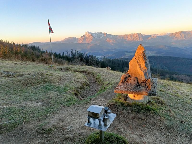 El monolito de Santama&ntilde;azar y la ikurri&ntilde;a, con Anboto nevado al fondo