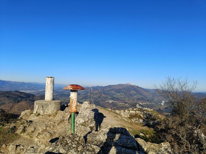 La cima de Egoarbitza, con el v&eacute;rtice geod&eacute;sico y las monta&ntilde;as del entorno