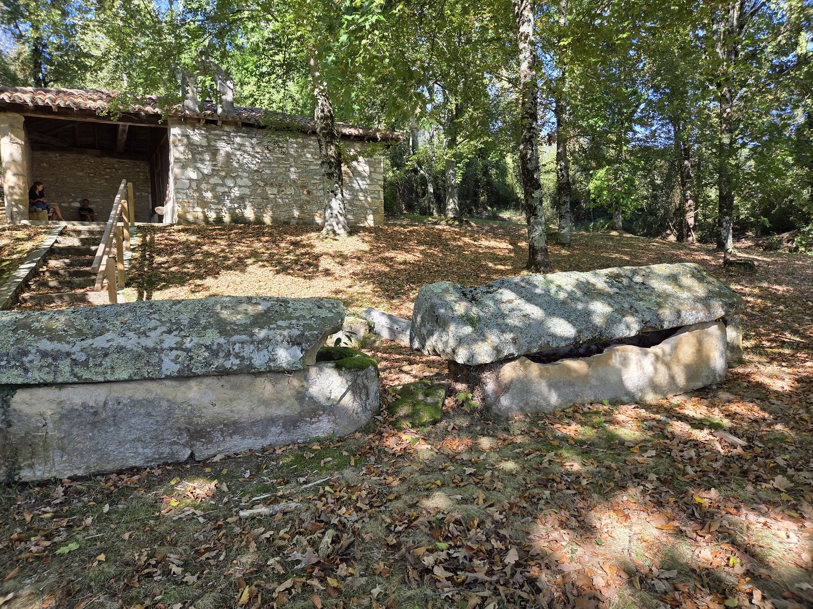 Tumbas de piedra junto a la ermita de San Juan Bautista de Murgoitio, km 24,3 de la ruta