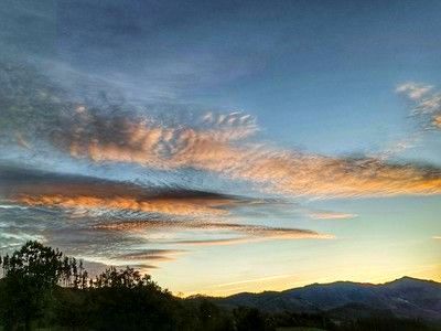 Nubes iluminadas al atardecer sobre las monta&ntilde;as del entorno