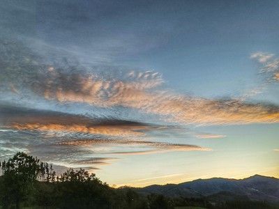Nubes iluminadas al atardecer sobre las monta&ntilde;as del entorno