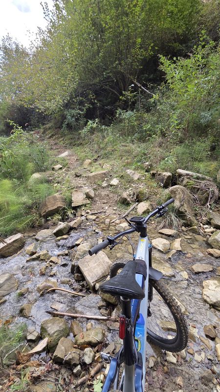 El río que hay que cruzar pasado el caserío Betxun, con la bici parada sobre las piedras
