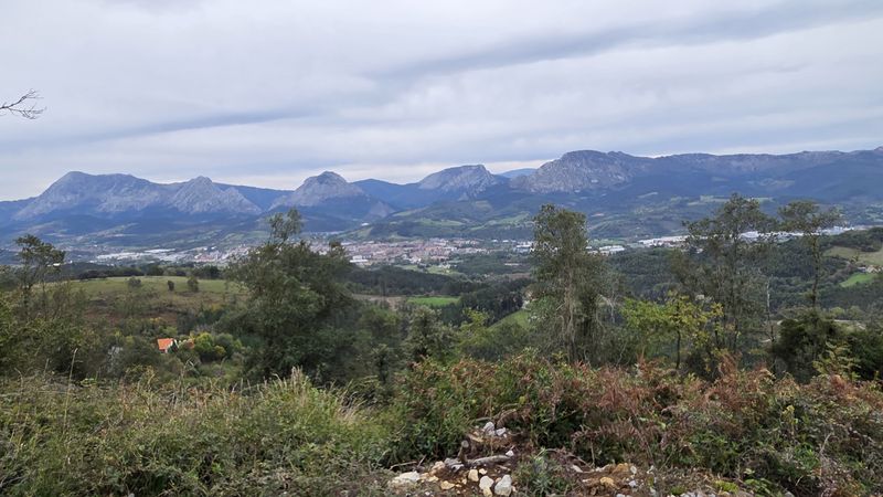 Panorámica del Duranguesado, con Mugarra y Anboto cerrando el horizonte
