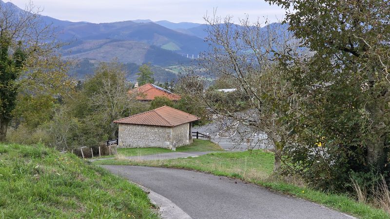 La ermita de Santa Kataline, de piedra y tejado a cuatro aguas, junto a la carretera del barrio