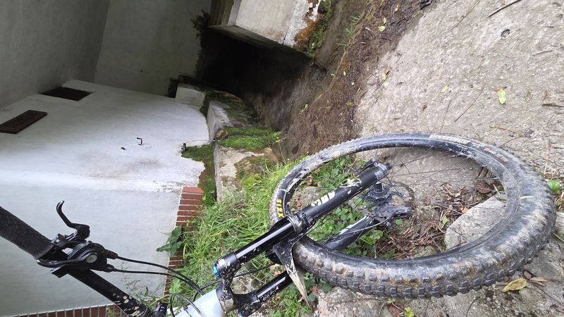 La fuente de Garai con el antiguo lavadero de hormigón al lado, y la bici apoyada