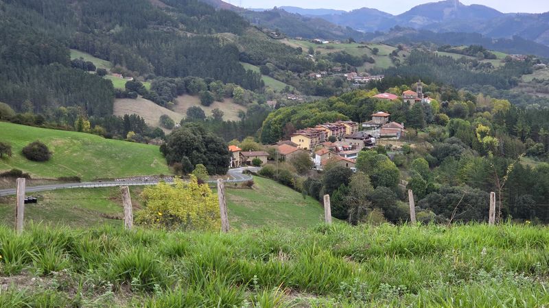 Garai desde arriba, con la torre de la iglesia entre los tejados y los prados alrededor