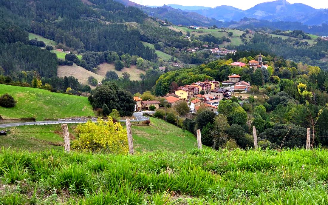 Garai desde arriba, con la torre de la iglesia entre los tejados y los prados alrededor