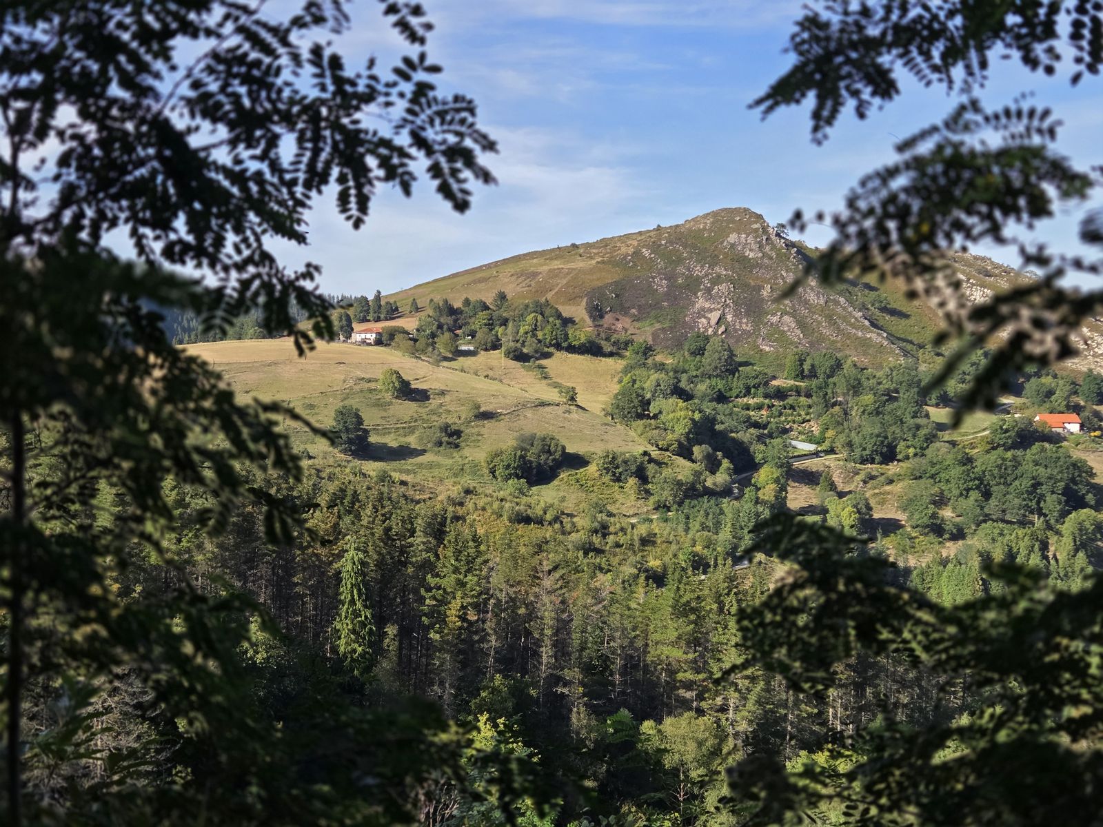 Ikuspegi panoramikoak gandor harritsutik, itsasoa atzealdean agertzen dela