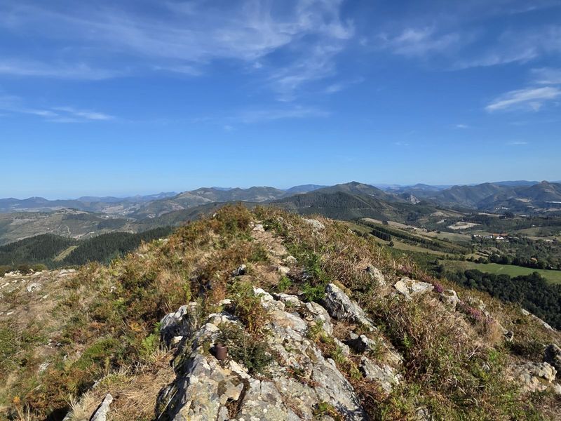 Vistas panor&aacute;micas desde el cordal, con las monta&ntilde;as extendi&eacute;ndose hasta el horizonte