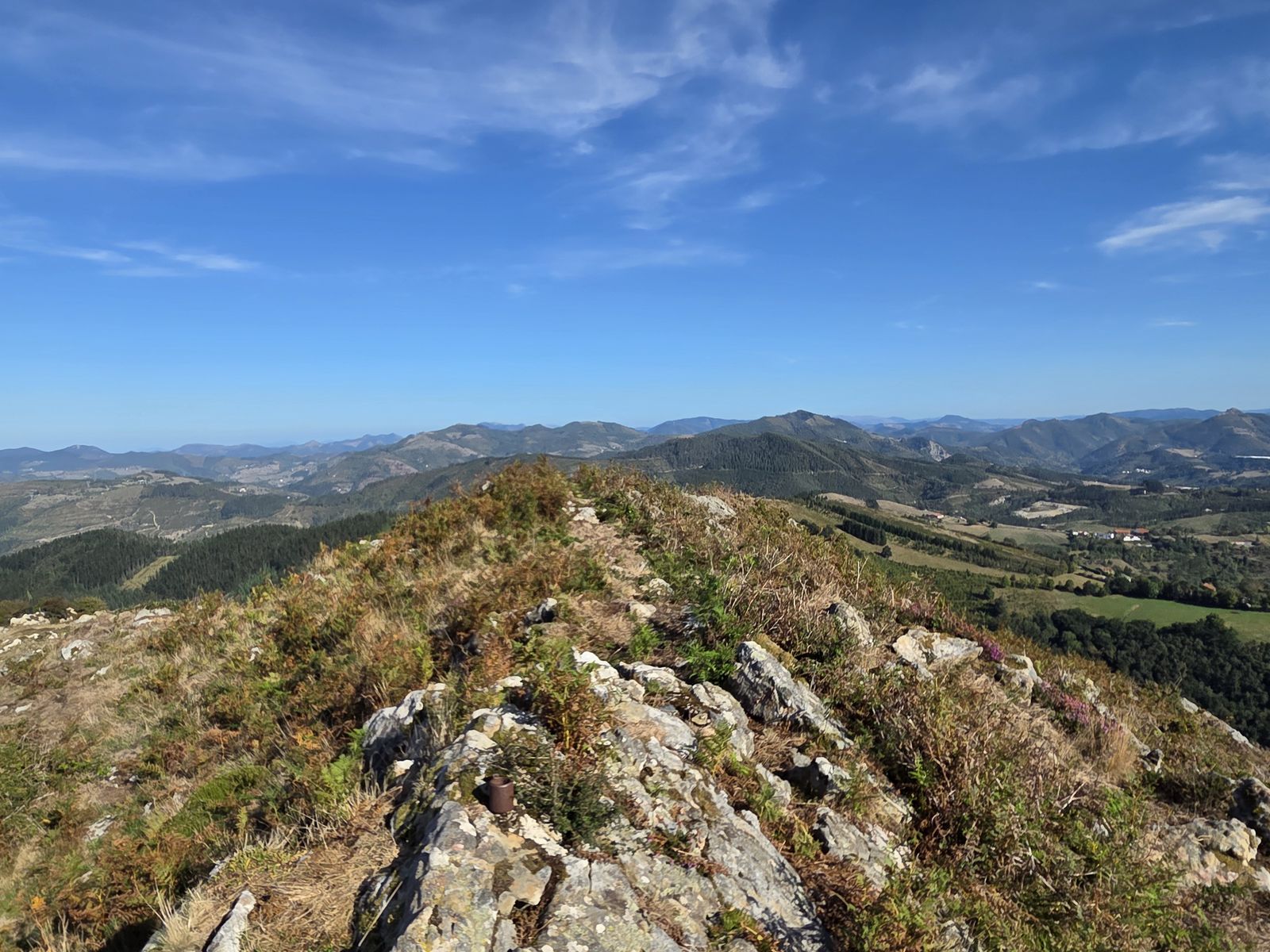 Ikuspegi panoramikoak gandorretik, mendiak zerumugaraino zabaltzen direla