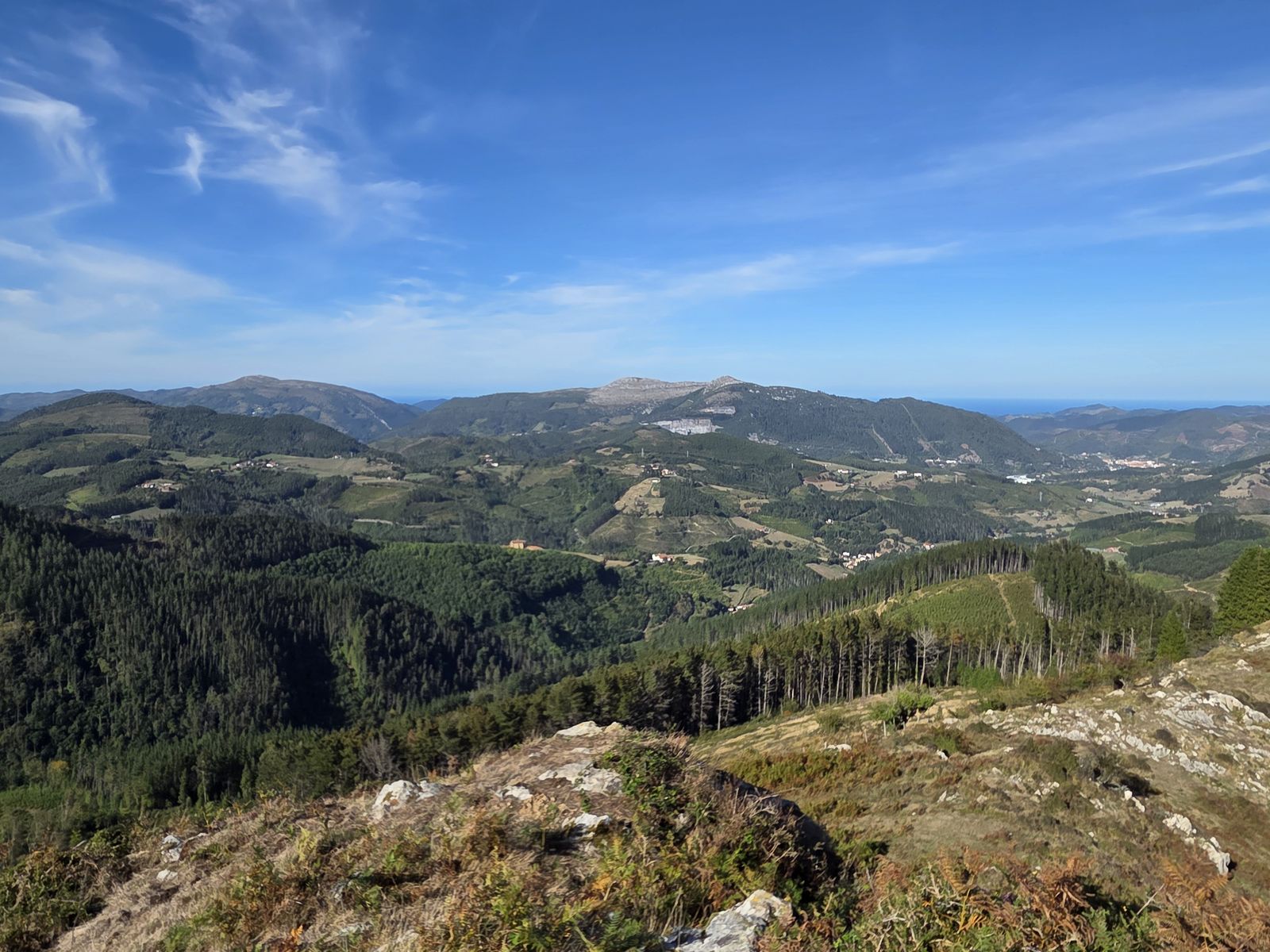 Haranaren ikuspegi panoramikoa, baserriak, mendiak eta itsasoa atzealdean