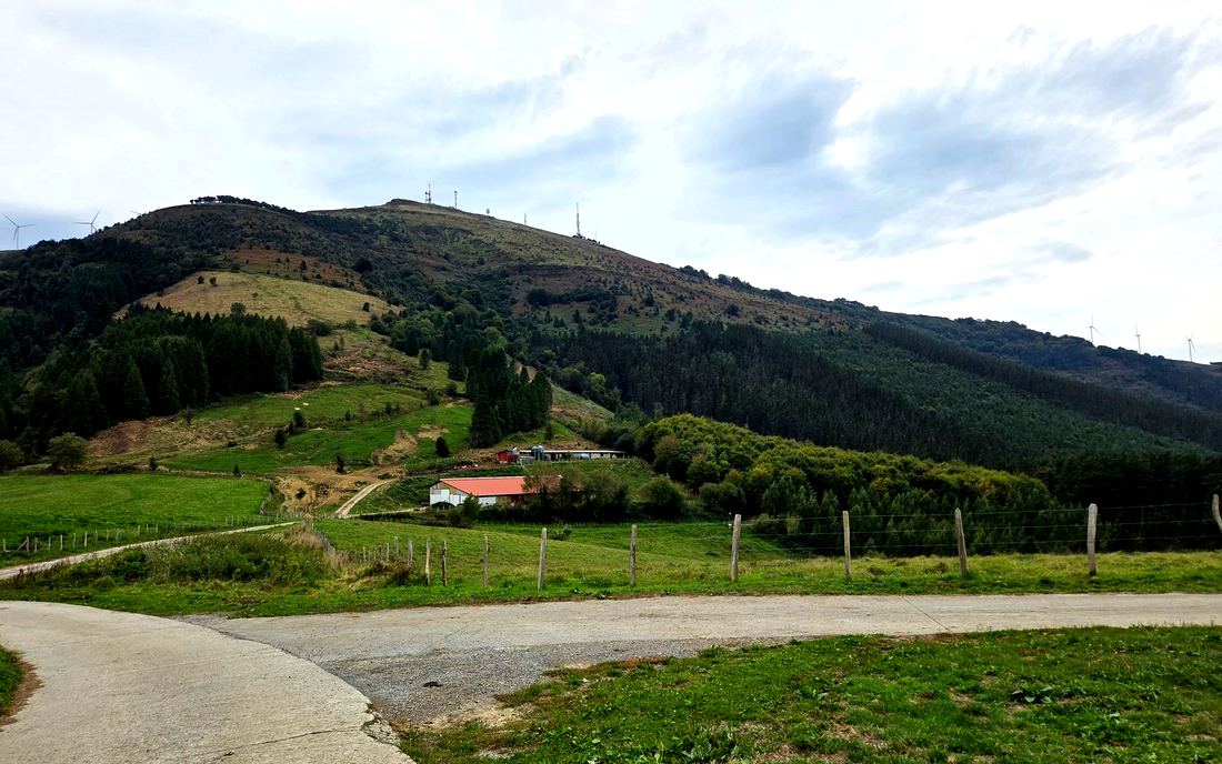 Zementuzko pisten bidegurutzea soroen artean, abeltegi bat eta Oizko magala