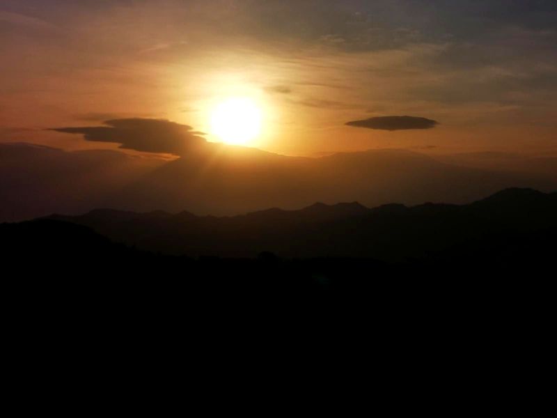 Amanecer con el sol asomando entre nubes, desde la zona de Urko
