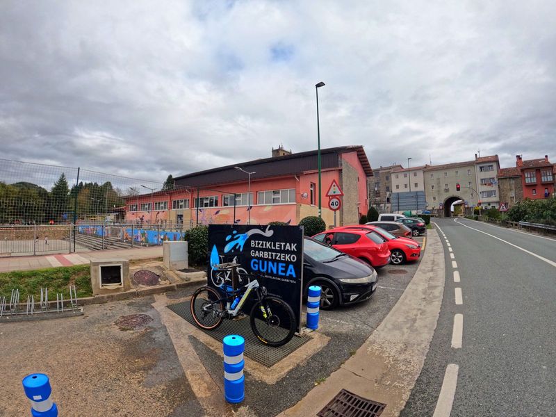 La zona de lavado de bicicletas de Elgeta, junto al front&oacute;n y el arco de entrada al pueblo