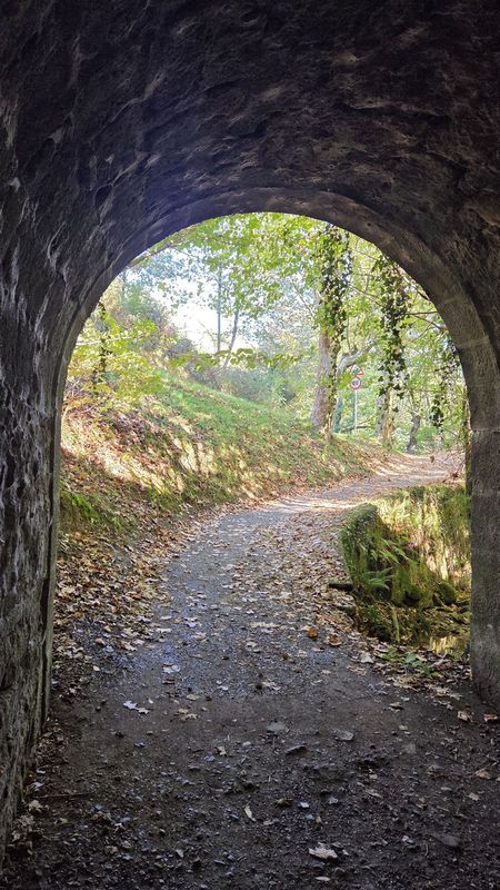 T&uacute;nel de piedra bajo la v&iacute;a, con el camino de tierra saliendo al otro lado