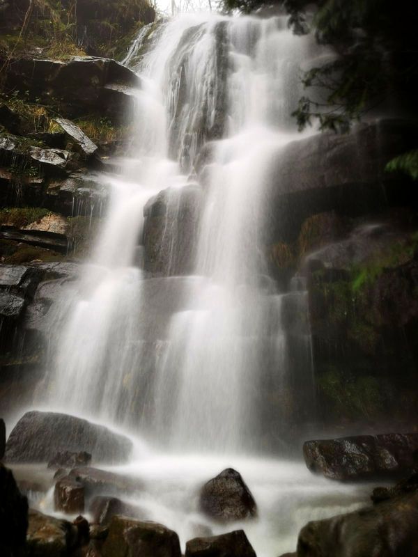 La cascada escalonada de Gerea, con el agua bajando entre las rocas