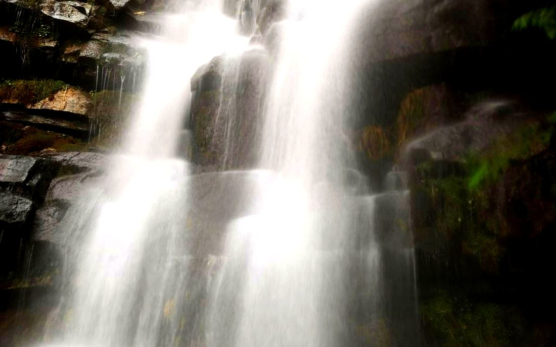 La cascada escalonada de Gerea, con el agua bajando entre las rocas