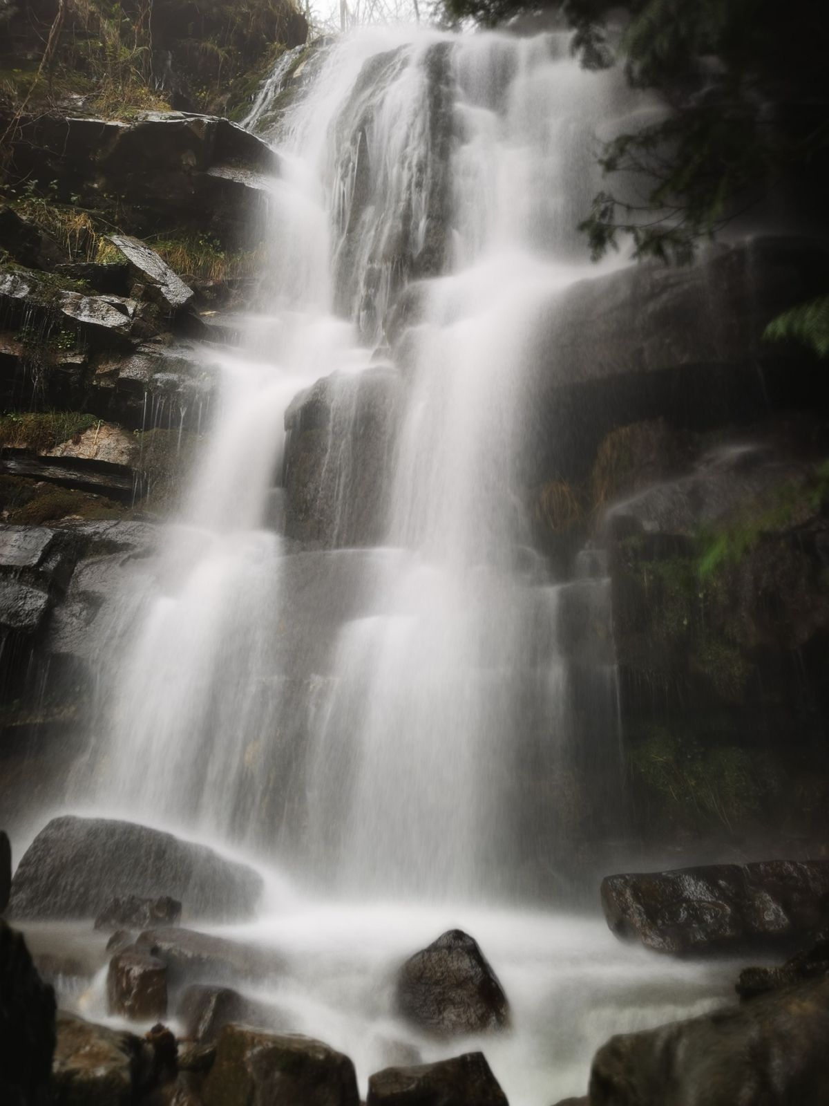 Ur Jauziak, la cascada escalonada de Gerea, con el agua bajando entre las rocas