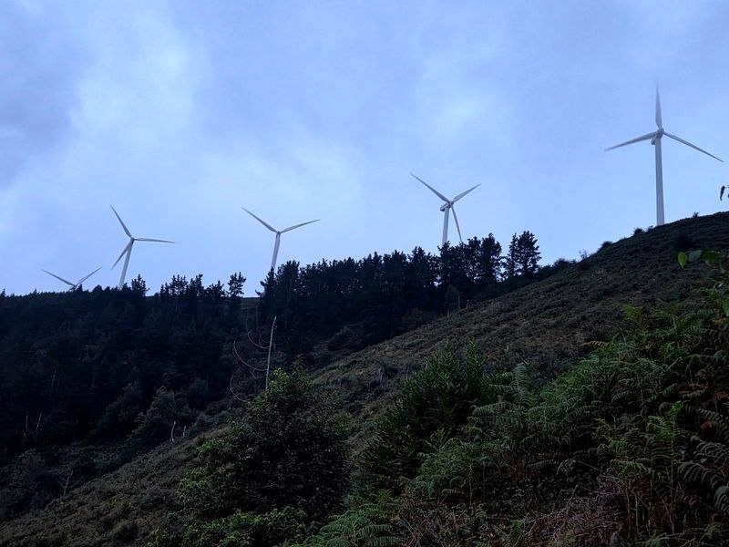 Aerogeneradores del parque eólico del Oiz vistos desde la ruta