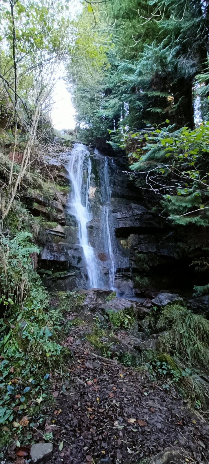 Ur Jauziak en otoño, con el agua cayendo entre musgo y rocas