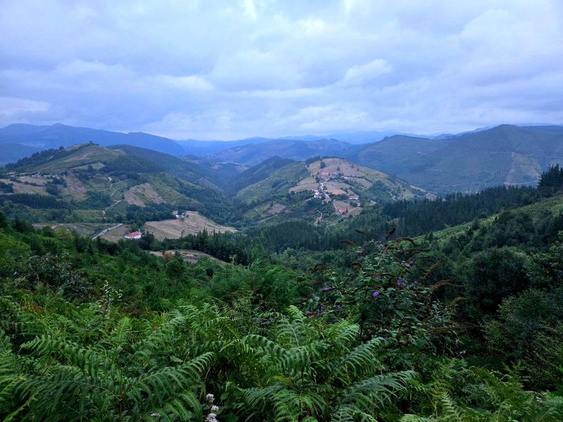 Vistas al barrio de Gerea desde la subida, entre caseríos y montañas