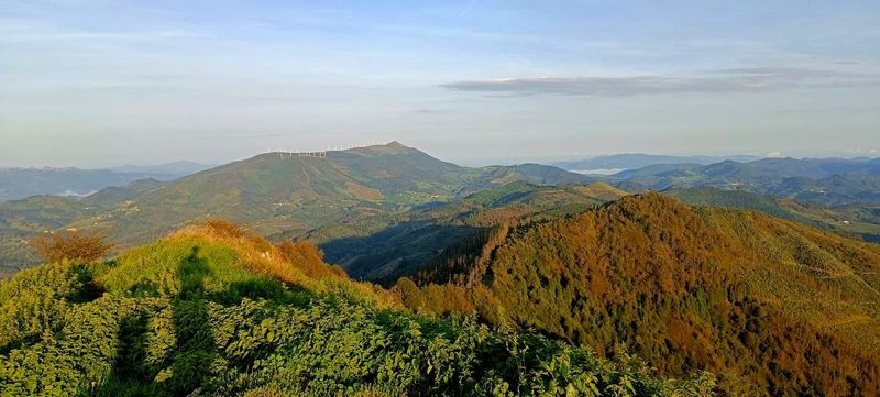 Vistas a las monta&ntilde;as calizas del Duranguesado, con un pueblo en el valle al fondo