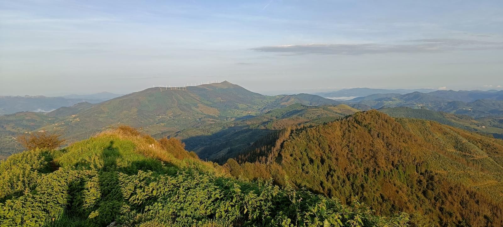 Vistas a las monta&ntilde;as calizas del Duranguesado, con un pueblo en el valle al fondo