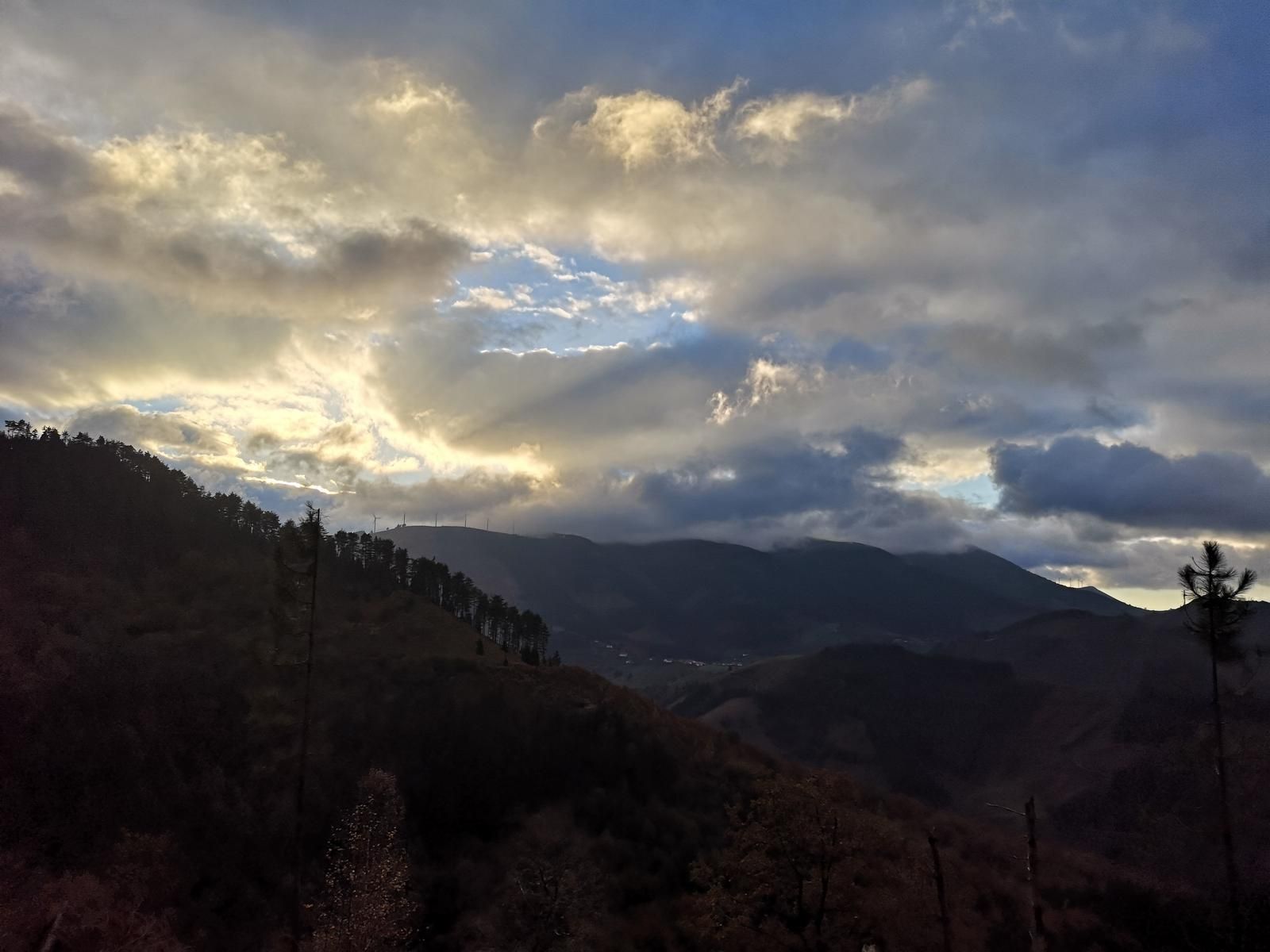 Nubes iluminadas por el sol al atardecer sobre los montes del recorrido