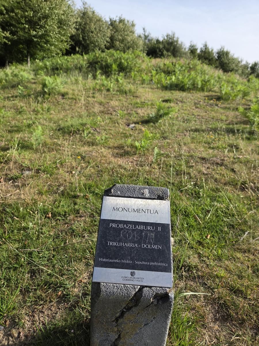 Placa del túmulo prehistórico de Probazelaiburu II, el punto más alto de la ruta