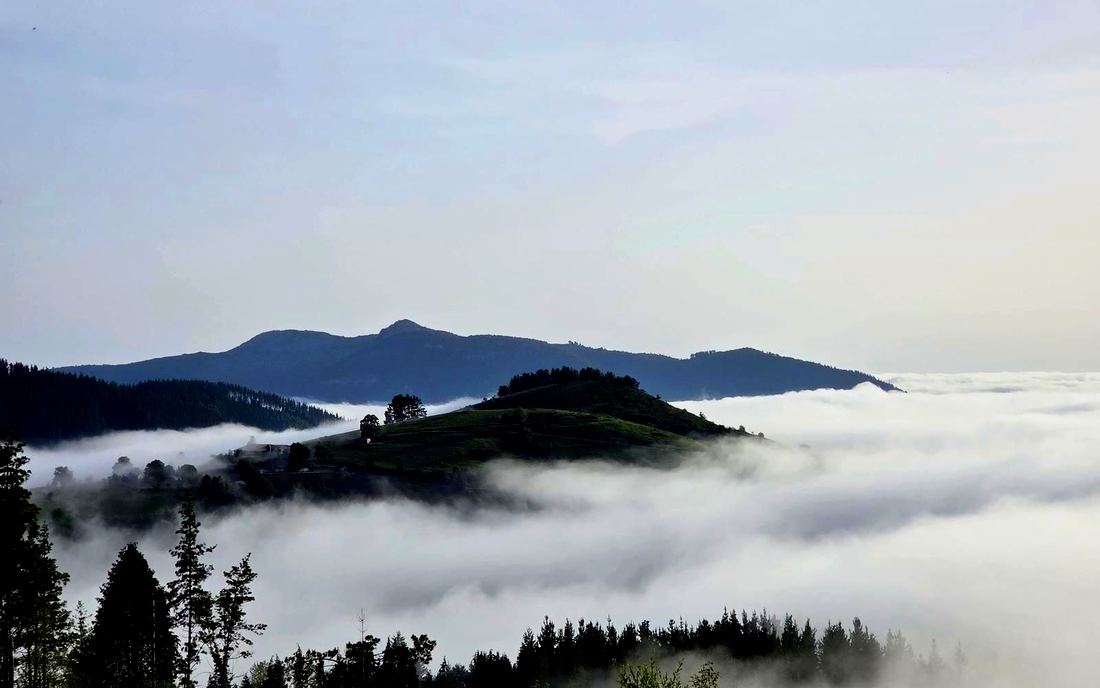 Vista panorámica desde la ruta de Iturzuri, con el valle cubierto de niebla