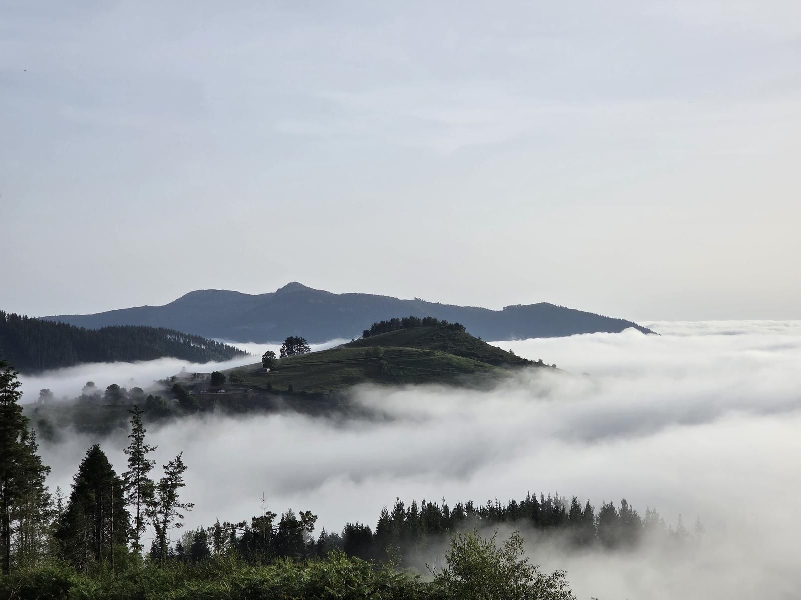 Vista panorámica desde la ruta de Iturzuri, con el valle cubierto de niebla