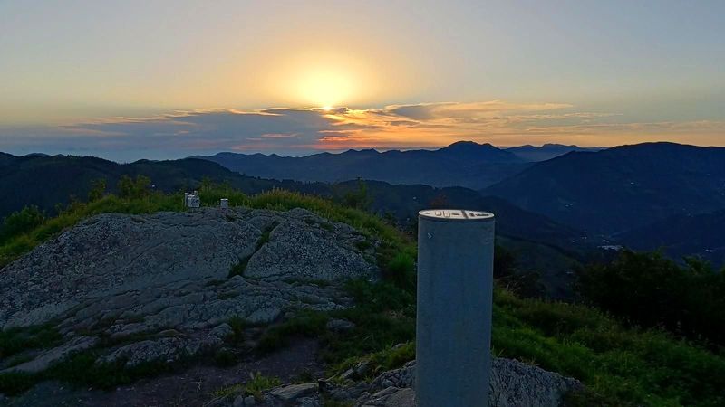 Amanecer entre nubes junto al moj&oacute;n de la cumbre de Urko, km 7,9 de la ruta