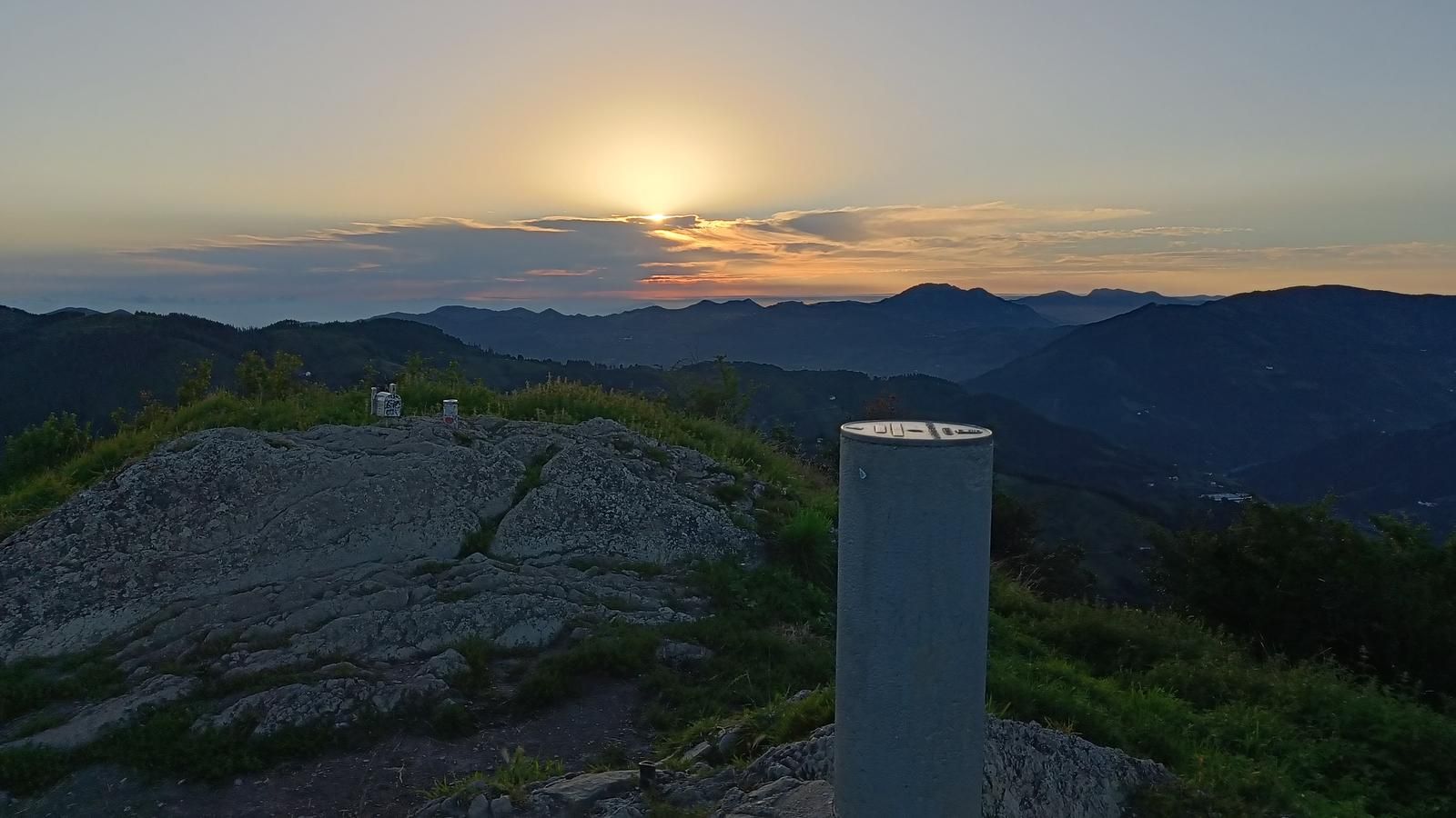 Amanecer entre nubes junto al moj&oacute;n de la cumbre de Urko, km 7,9 de la ruta