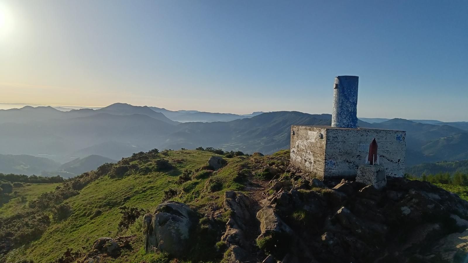 Torreta de la cumbre de Kalamua bajo un cielo despejado, km 12,4