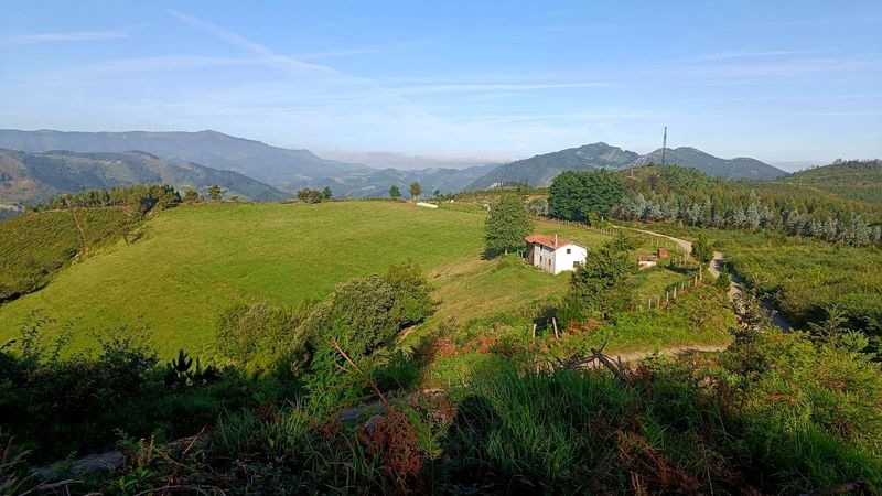 Caser&iacute;o y antena vistos desde lo alto, entre San Migel y Markina, km 20,3