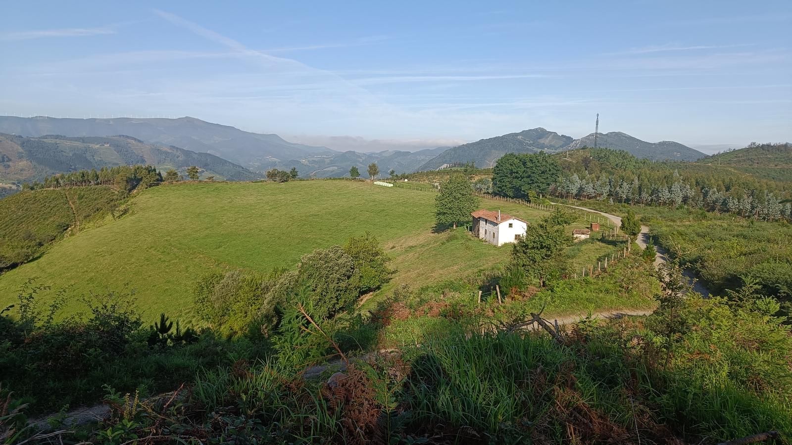 Caser&iacute;o y antena vistos desde lo alto, entre San Migel y Markina, km 20,3