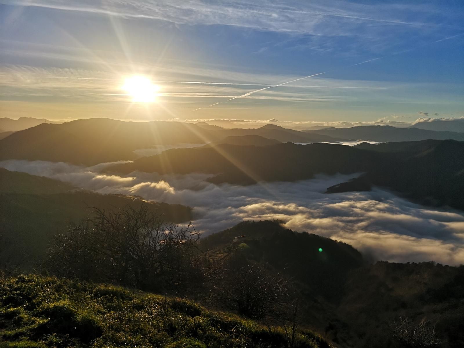 Torreta de una cumbre entre colinas verdes, en un d&iacute;a despejado