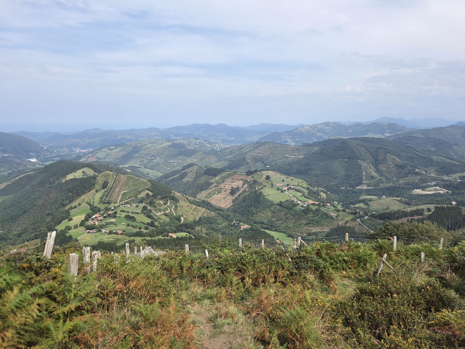 Vista panor&aacute;mica desde la loma hacia los caser&iacute;os y montes del entorno