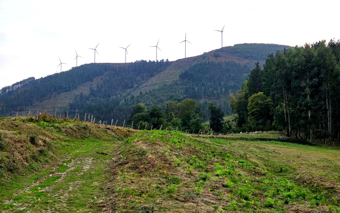 Belarrezko bidea soroen artean, Iturzuriko gailurra eolikoez koroatuta