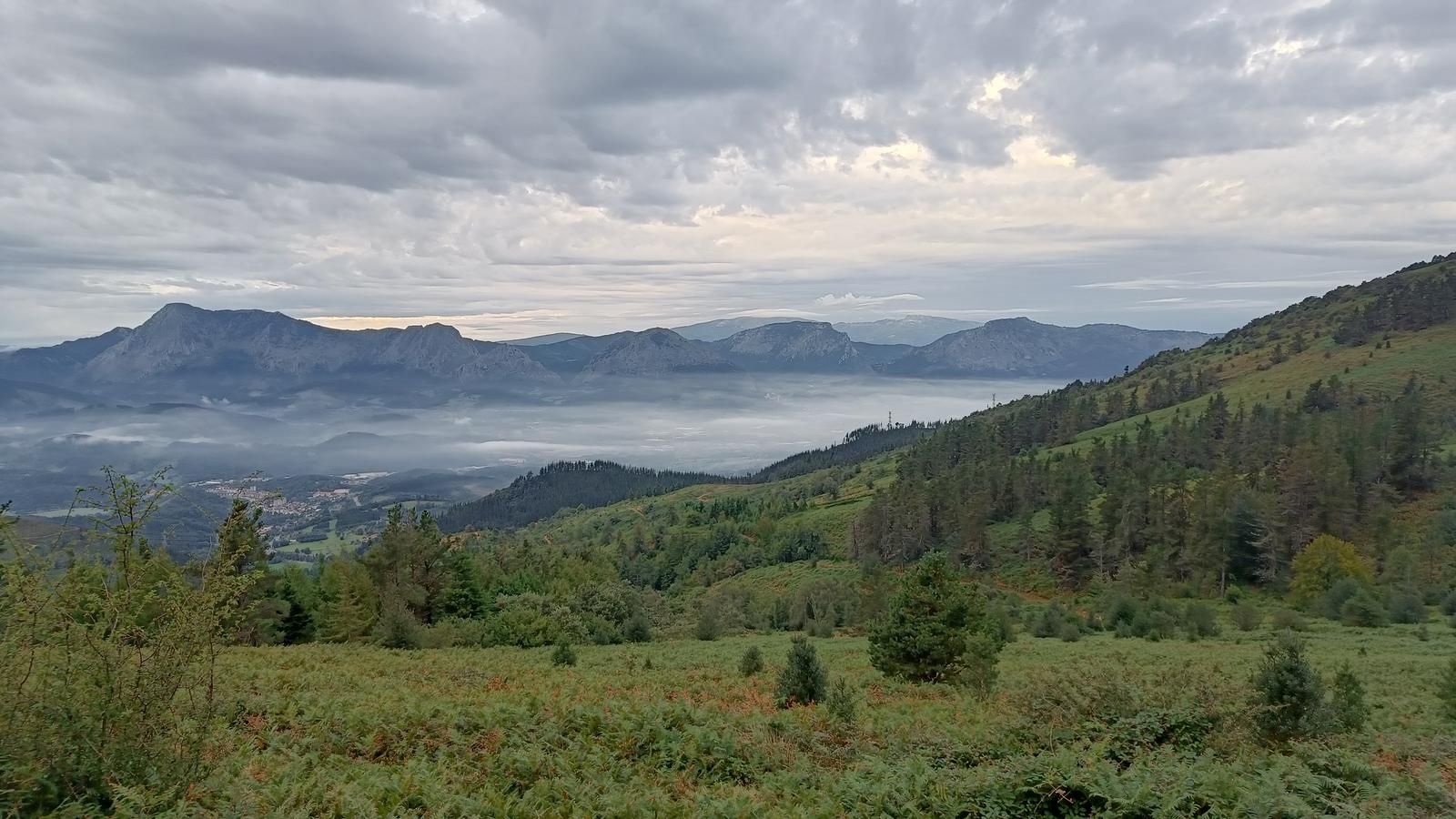 Harana lainoarekin eta hodei-banku batekin, zeru estali baten azpian