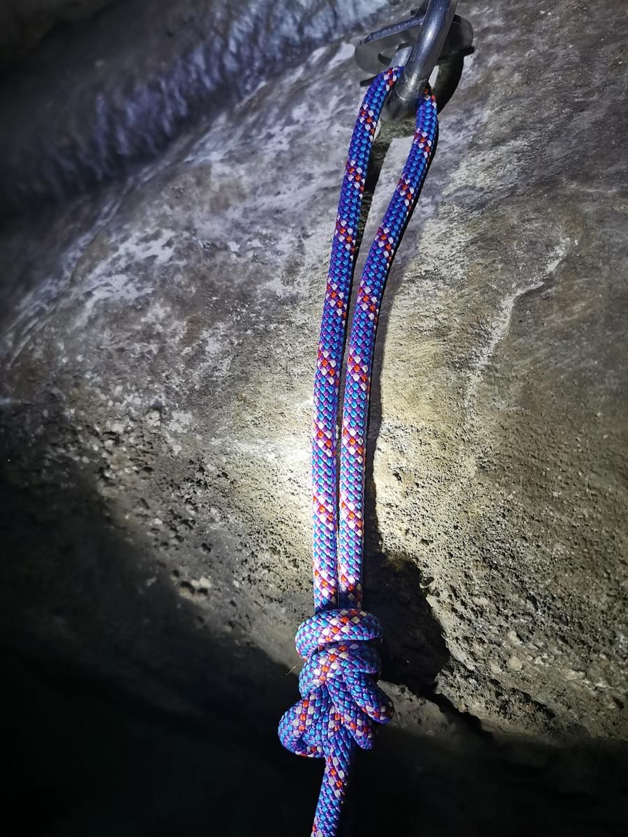 Nudo en la cuerda usada para bajar al segundo tramo de la cueva