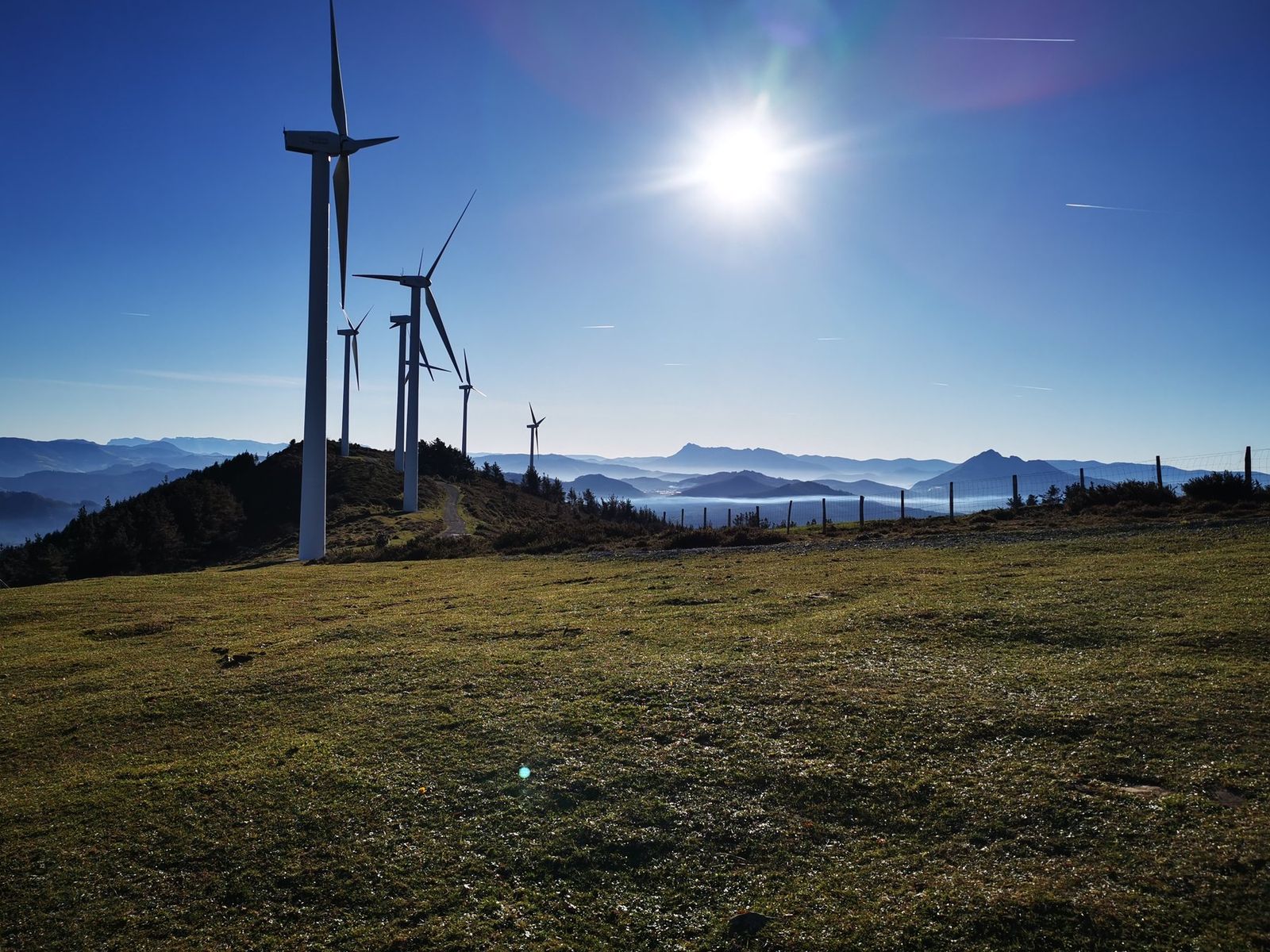 Vistas panor&aacute;micas desde el Oiz, con los aerogeneradores y el sol de frente