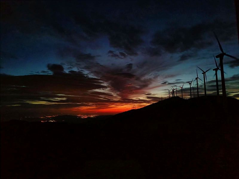 Atardecer en el Oiz, con la silueta de los aerogeneradores en la cresta