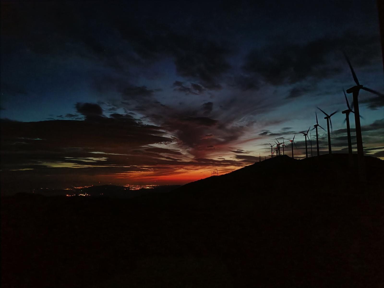Atardecer en el Oiz, con la silueta de los aerogeneradores en la cresta