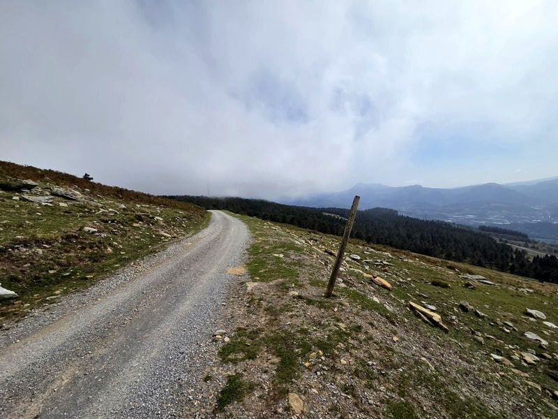 Lur-pista zurezko poste batekin, eta Durangaldeko harana atzealdean