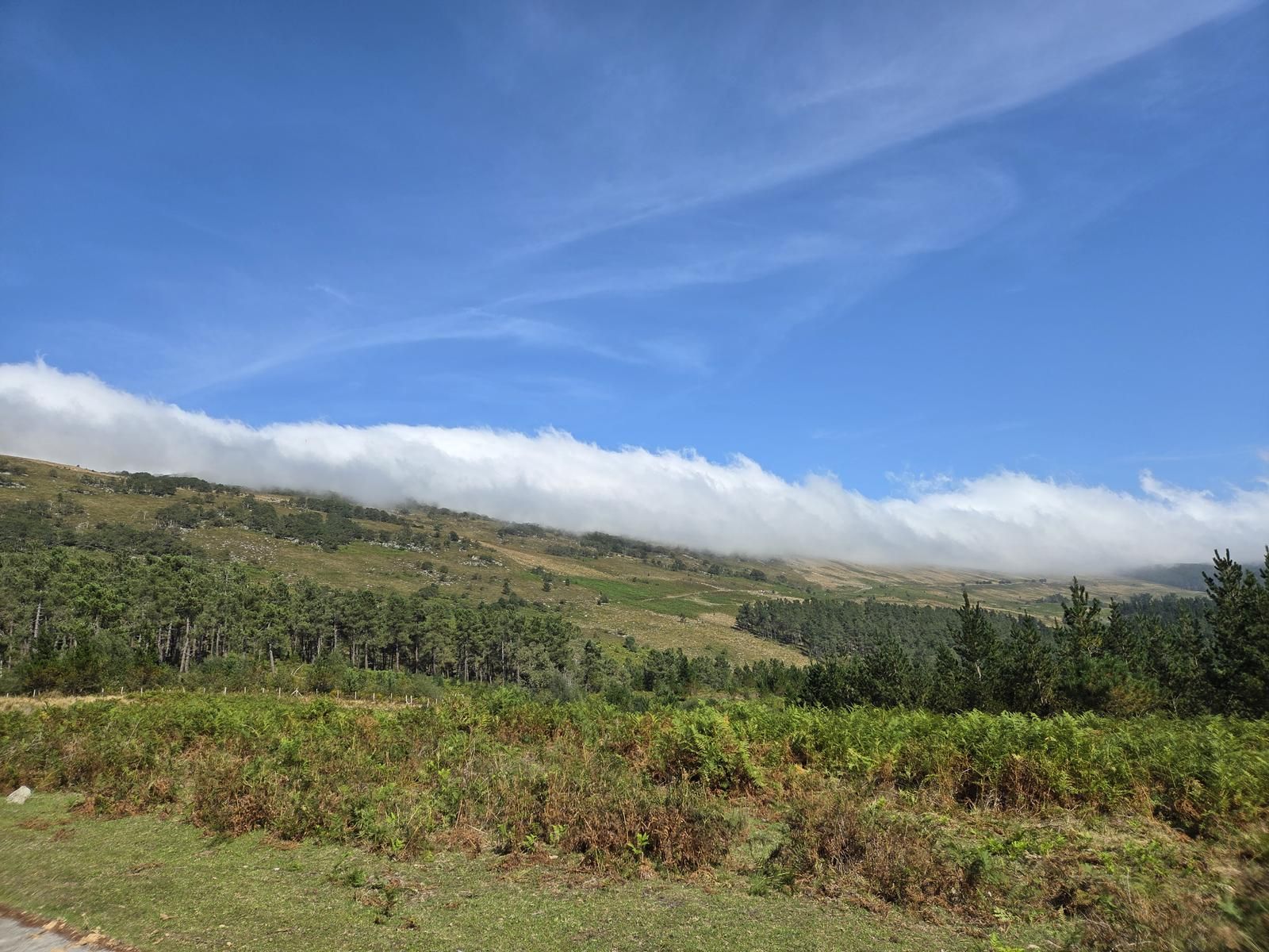 Un banco de nubes cubriendo la ladera, cerca de Garai