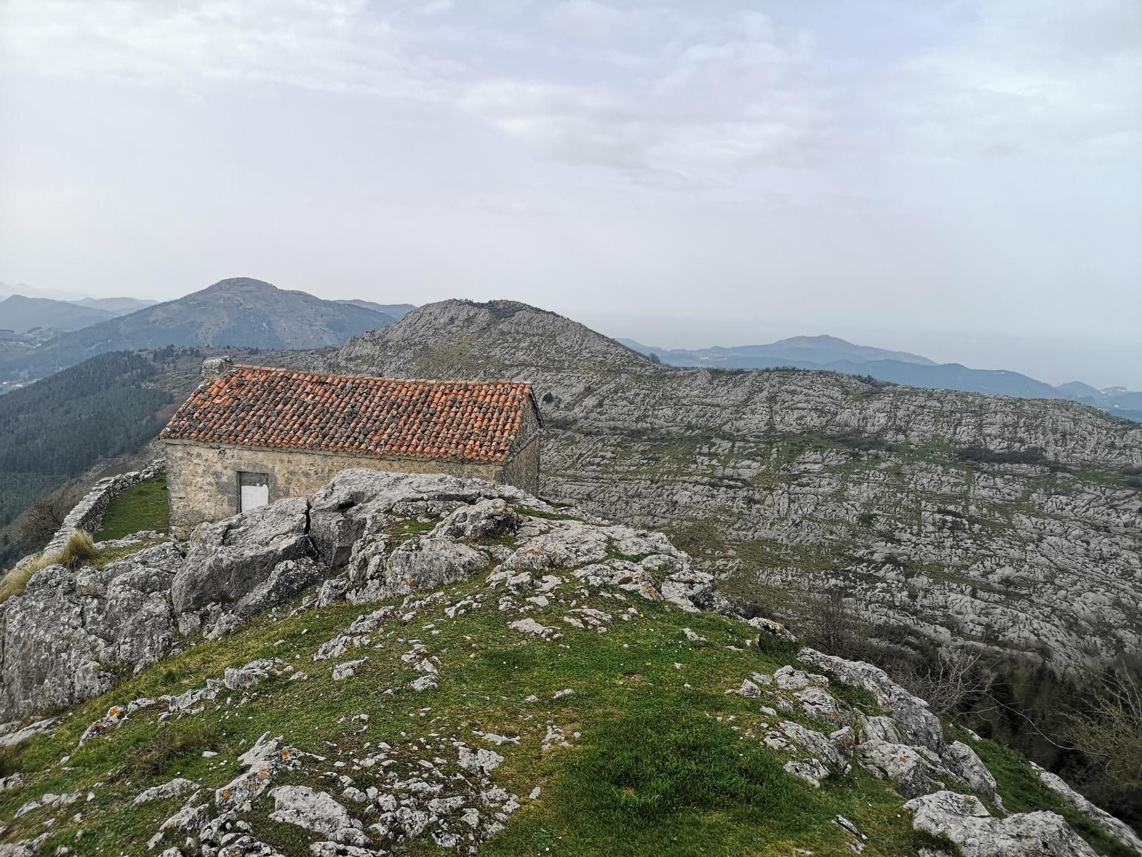 Santa Eufemia ermita gailurrean, teilazko teilatuarekin eta hainbat mendikateren ikuspegi zabalekin